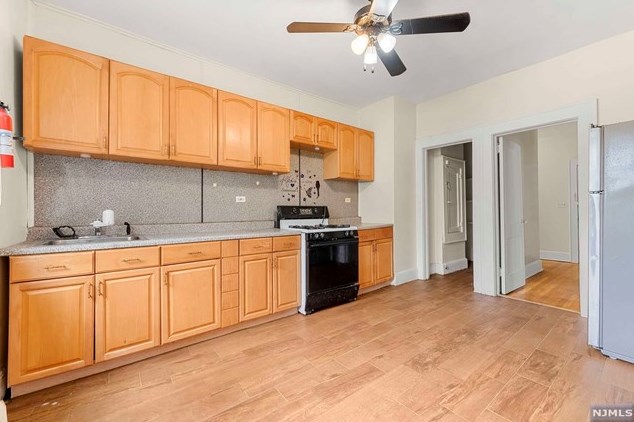 16 Poe Ave, Newark NJ  07106-1507 exterior