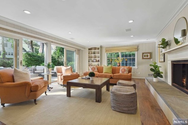 28 Greenview Way, Montclair NJ 07043-2531 exterior