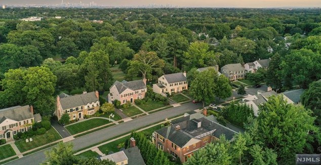 28 Greenview Way, Montclair NJ 07043-2531 exterior