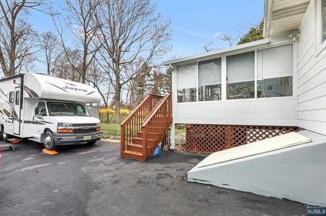 109 Hiawatha Blvd, Oakland NJ  07436-2905 exterior