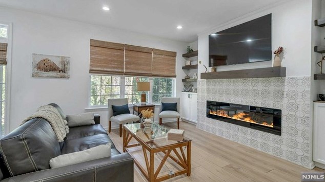 32 Pineview Dr, Waldwick NJ  07463-1119 exterior