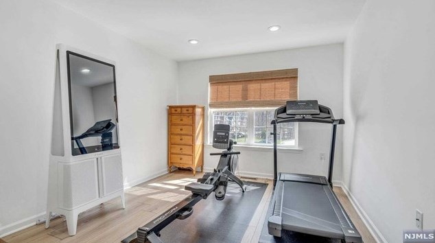 32 Pineview Dr, Waldwick NJ  07463-1119 exterior