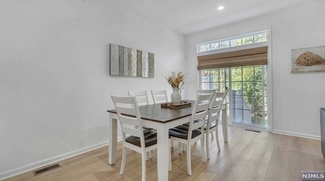 32 Pineview Dr, Waldwick NJ  07463-1119 exterior