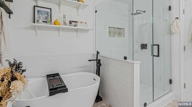 32 Pineview Dr, Waldwick NJ  07463-1119 exterior