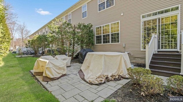 32 Pineview Dr, Waldwick NJ  07463-1119 exterior