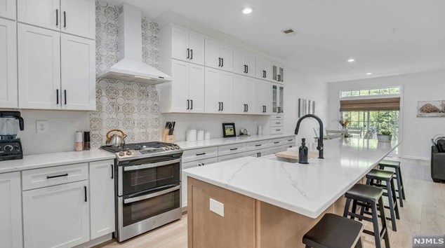 32 Pineview Dr, Waldwick NJ  07463-1119 exterior