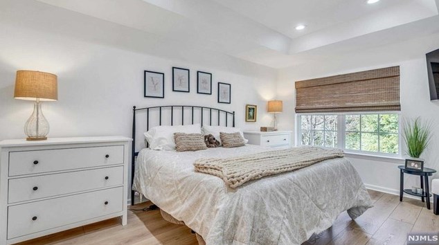 32 Pineview Dr, Waldwick NJ  07463-1119 exterior