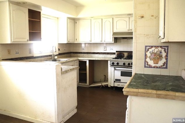 326 Gifford Pl, Teaneck NJ  07666-4002 exterior