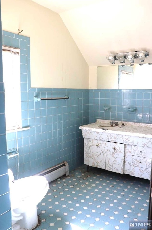 326 Gifford Pl, Teaneck NJ  07666-4002 exterior