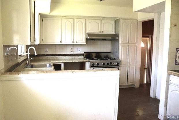 326 Gifford Pl, Teaneck NJ  07666-4002 exterior