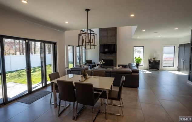 83 Hickory Ave, Bergenfield NJ  07621-1814 exterior