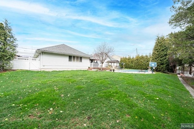 40 Caldwell Ave, Saddle Brook NJ 07663-6067 exterior