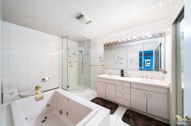 40 Caldwell Ave, Saddle Brook NJ 07663-6067 exterior