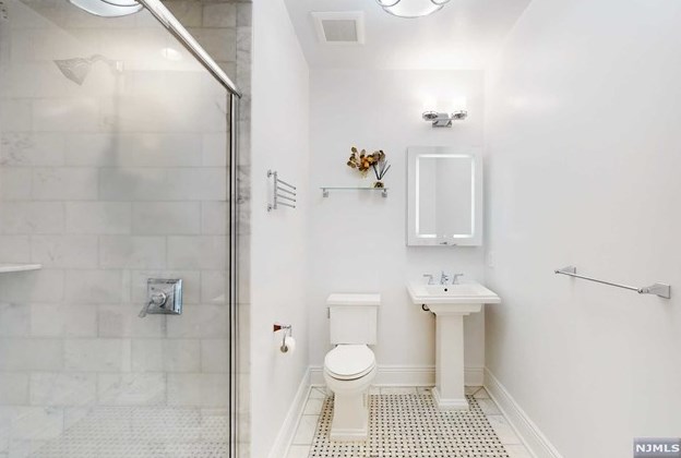 29 Marquis Ct, Edgewater NJ  07020-2900 exterior