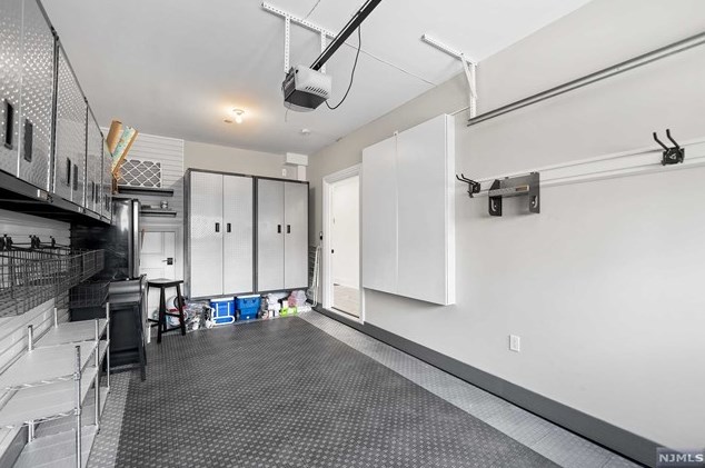 29 Marquis Ct, Edgewater NJ  07020-2900 exterior