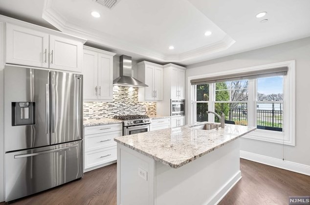 29 Marquis Ct, Edgewater NJ  07020-2900 exterior