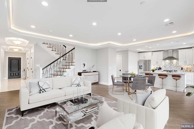 29 Marquis Ct, Edgewater NJ  07020-2900 exterior