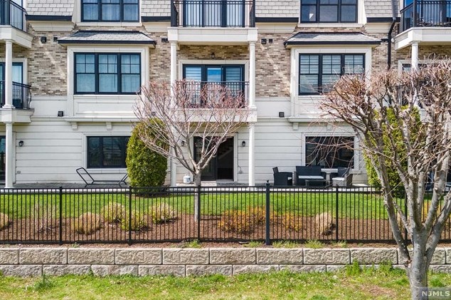 29 Marquis Ct, Edgewater NJ  07020-2900 exterior