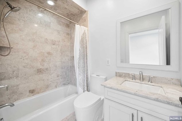 29 Marquis Ct, Edgewater NJ  07020-2900 exterior