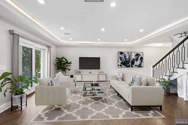 29 Marquis Ct, Edgewater NJ  07020-2900 exterior