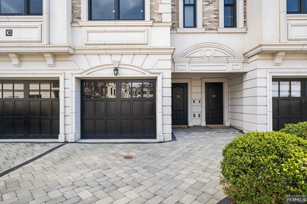 29 Marquis Ct, Edgewater NJ  07020-2900 exterior