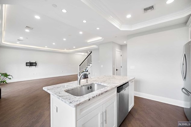 29 Marquis Ct, Edgewater NJ  07020-2900 exterior