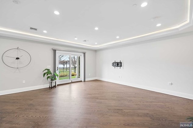 29 Marquis Ct, Edgewater NJ  07020-2900 exterior