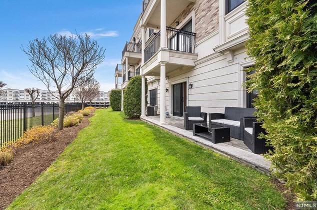 29 Marquis Ct, Edgewater NJ  07020-2900 exterior