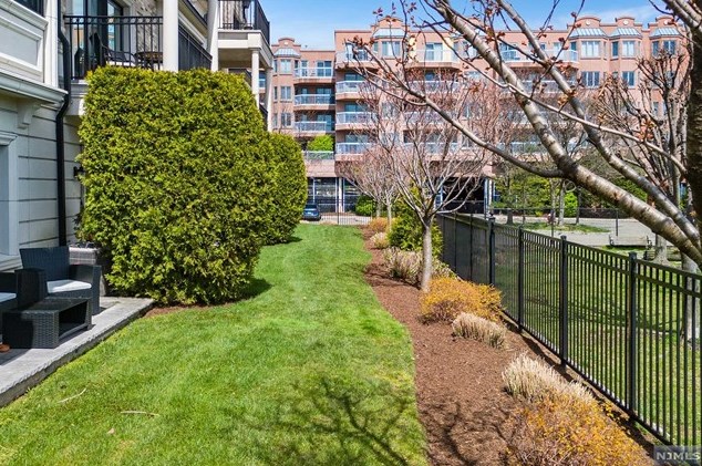 29 Marquis Ct, Edgewater NJ  07020-2900 exterior