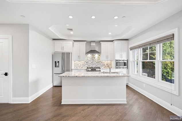 29 Marquis Ct, Edgewater NJ  07020-2900 exterior