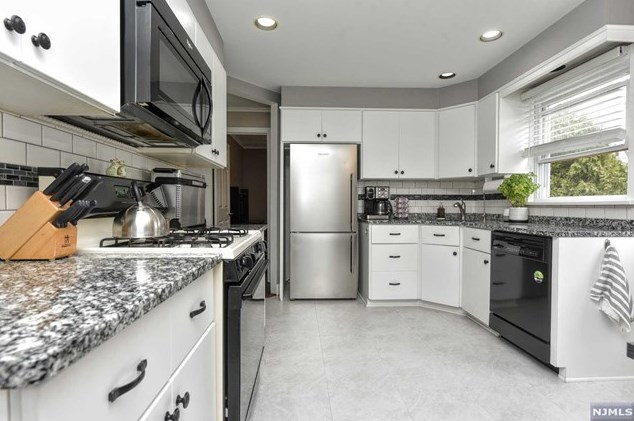 63 Van Blarcom Ave, Midland Pk NJ  07432-1851 exterior