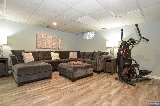 63 Van Blarcom Ave, Midland Pk NJ  07432-1851 exterior