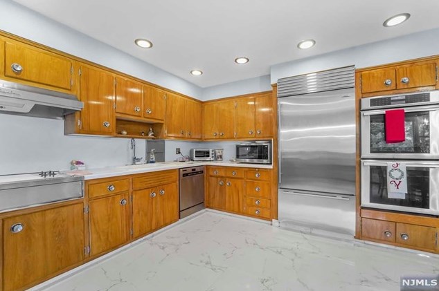 1036 Briar Way, West Fort Lee NJ exterior