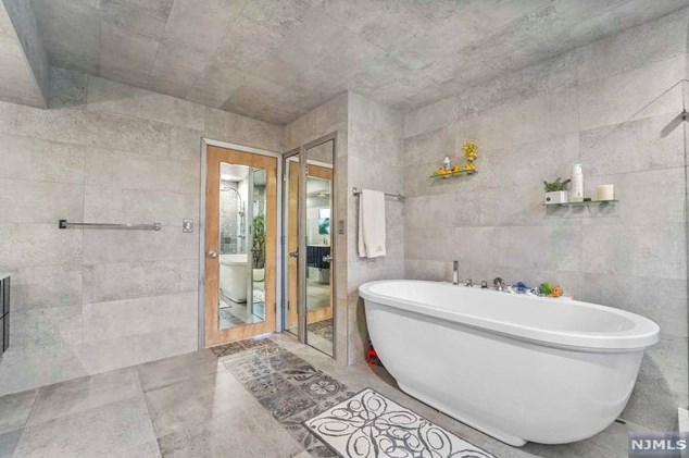 1036 Briar Way, West Fort Lee NJ exterior