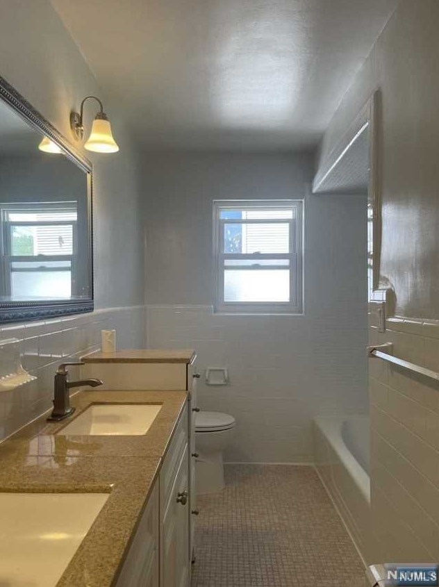 681 Broad Ave, Ridgefield NJ  07657-1605 exterior