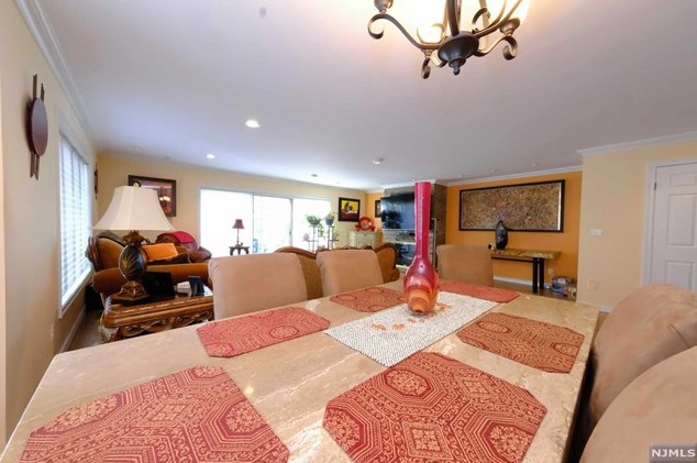 47 Whitney Hl, Park Ridge NJ 07656-2606 exterior