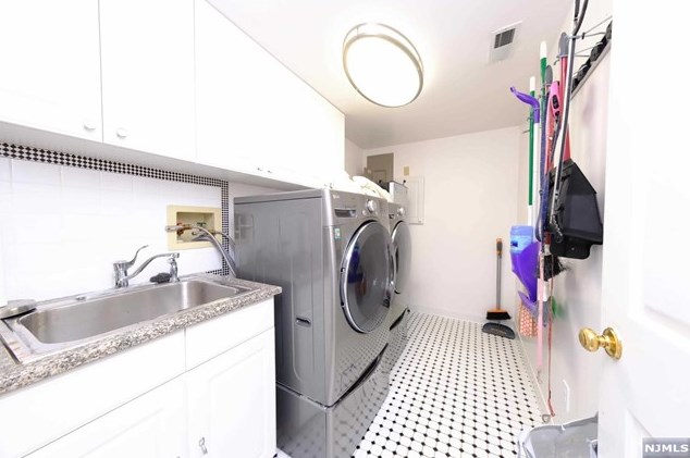 47 Whitney Hl, Park Ridge NJ 07656-2606 exterior