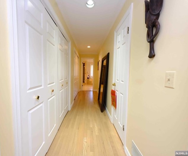 47 Whitney Hl, Park Ridge NJ 07656-2606 exterior