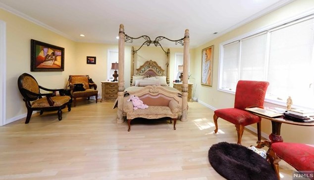 47 Whitney Hl, Park Ridge NJ 07656-2606 exterior