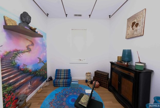 47 Whitney Hl, Park Ridge NJ 07656-2606 exterior