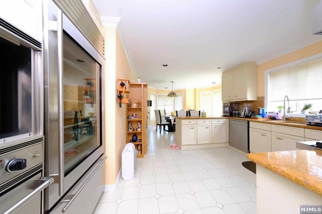 47 Whitney Hl, Park Ridge NJ 07656-2606 exterior