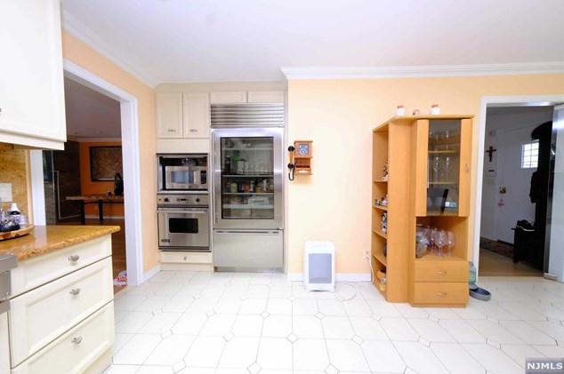 47 Whitney Hl, Park Ridge NJ 07656-2606 exterior