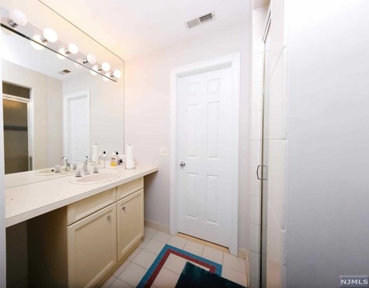 47 Whitney Hl, Park Ridge NJ 07656-2606 exterior