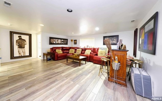 47 Whitney Hl, Park Ridge NJ 07656-2606 exterior