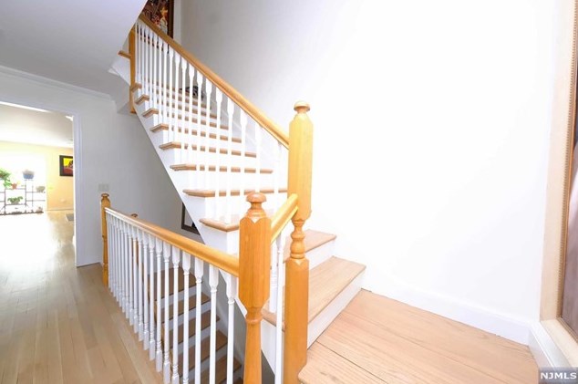 47 Whitney Hl, Park Ridge NJ 07656-2606 exterior