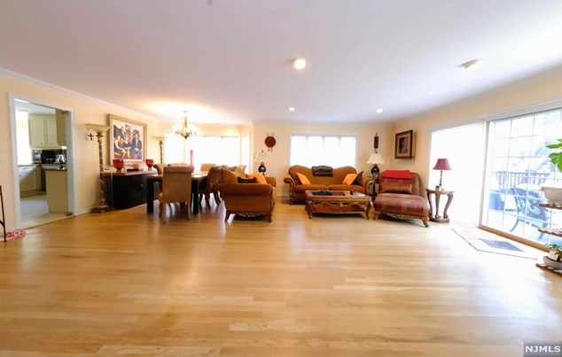 47 Whitney Hl, Park Ridge NJ 07656-2606 exterior