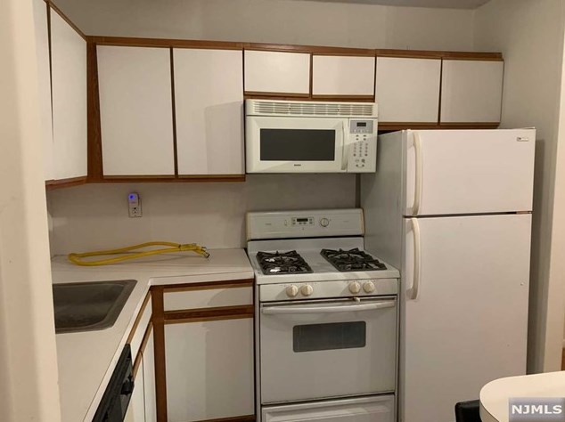 201 Bridge Plz, West Fort Lee NJ  07024-5901 exterior