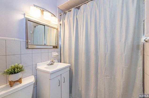 1089 Farm Rd, Secaucus NJ 07094-4026 exterior