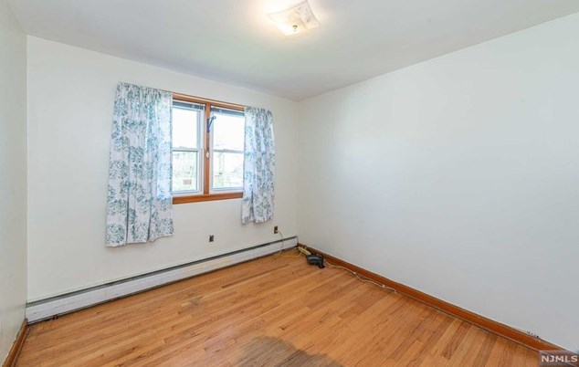 1089 Farm Rd, Secaucus NJ 07094-4026 exterior