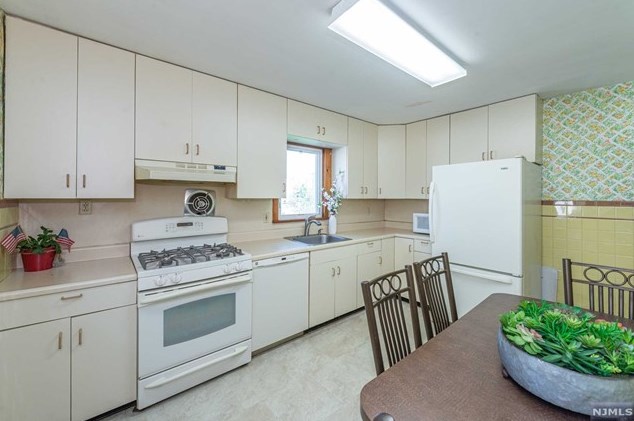 1089 Farm Rd, Secaucus NJ 07094-4026 exterior